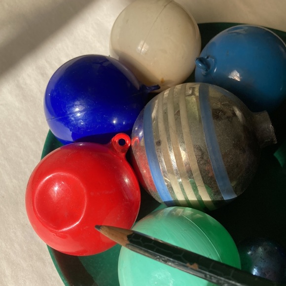 Bundle of 10 vintage Christmas ornaments mercury glass and plastic - Picture 4 of 9